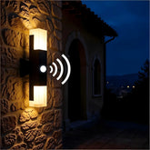 Applique da esterno con sensore di movimento LED a forma di colonna rettangolare nera moderna