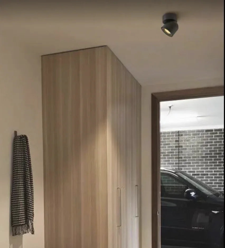 Faretto LED soffitto orientabile dal design moderno in metallo
