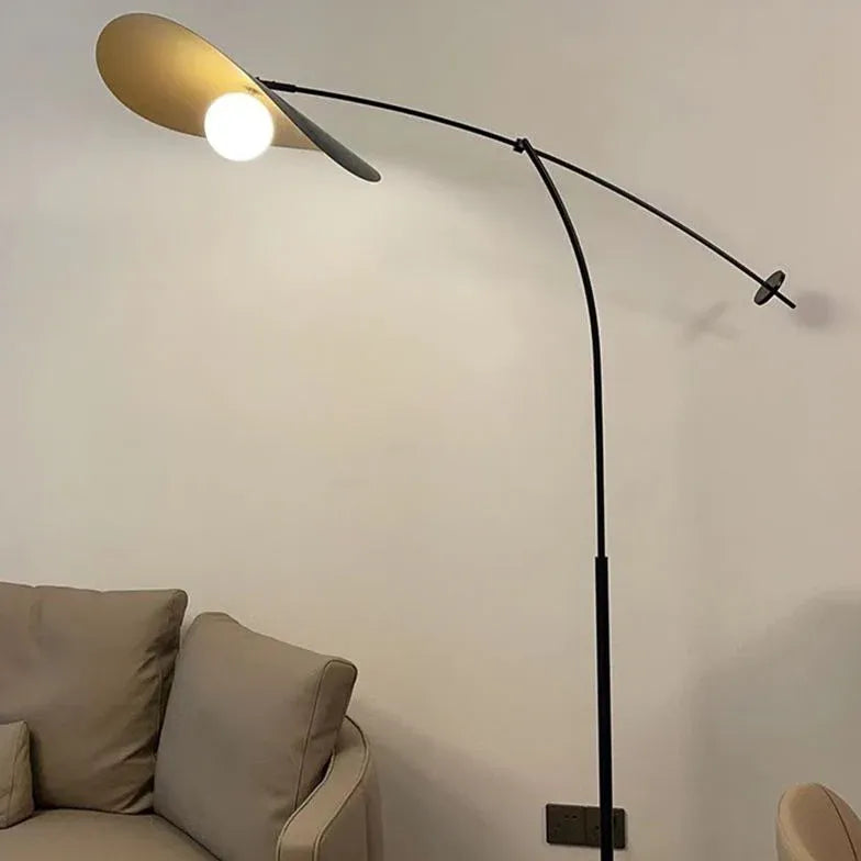 Lampada da pavimento moderna bilanciata a forma di arco