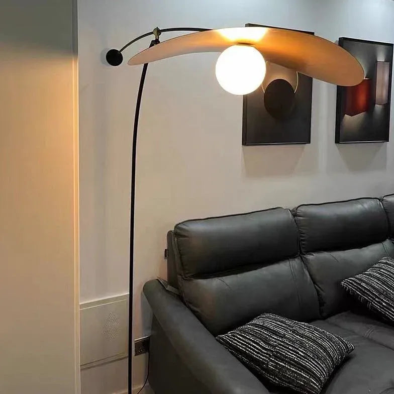 Lampada da pavimento moderna bilanciata a forma di arco