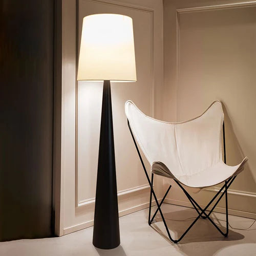 Lampada cilindrica bianca a forma di cono nero