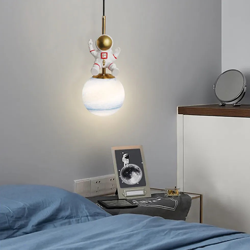 Lampadario moderno con sfere nello spazio