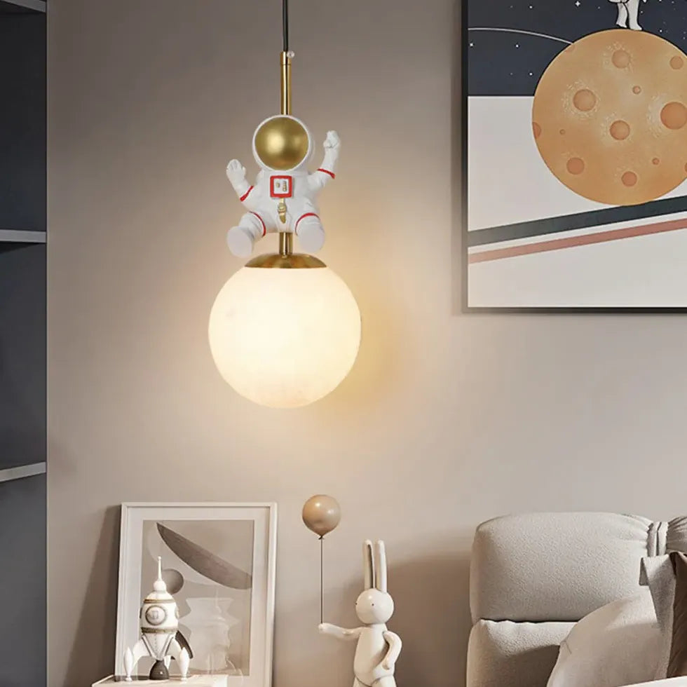 Lampadario moderno con sfere nello spazio