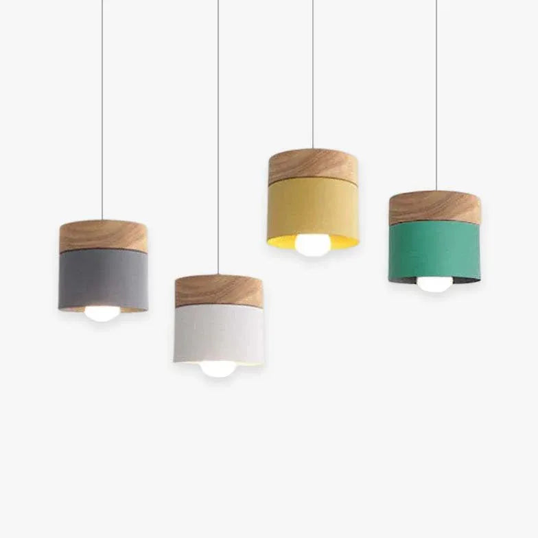 Lampadario moderno colorato in legno cilindrico