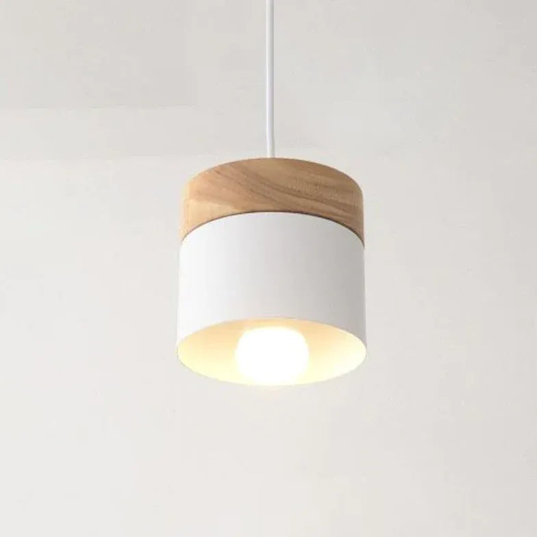 Lampadario moderno colorato in legno cilindrico