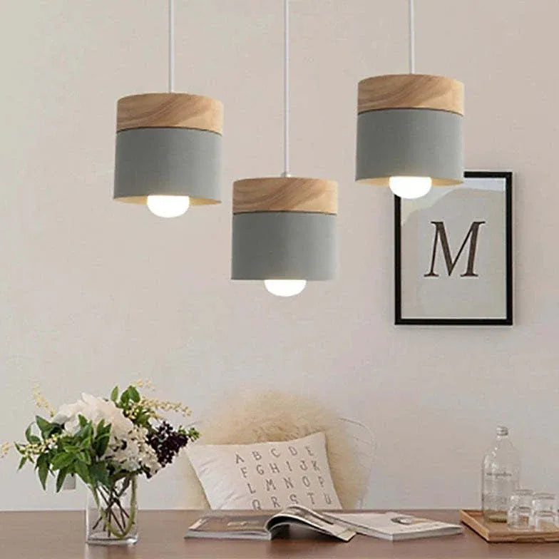 Lampadario moderno colorato in legno cilindrico