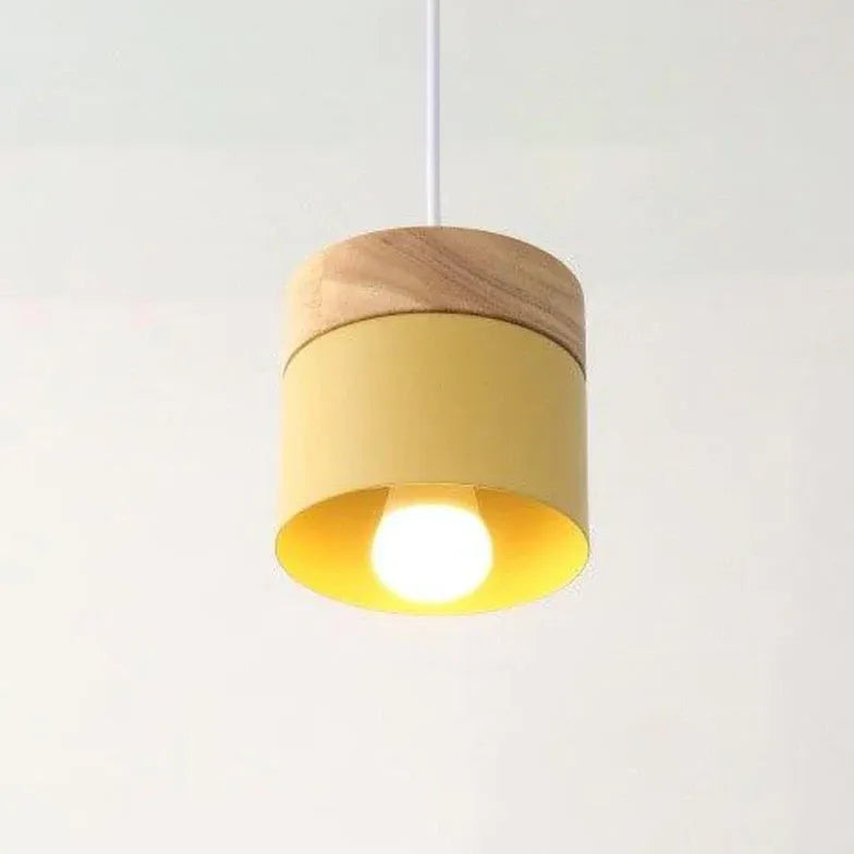 Lampadario moderno colorato in legno cilindrico