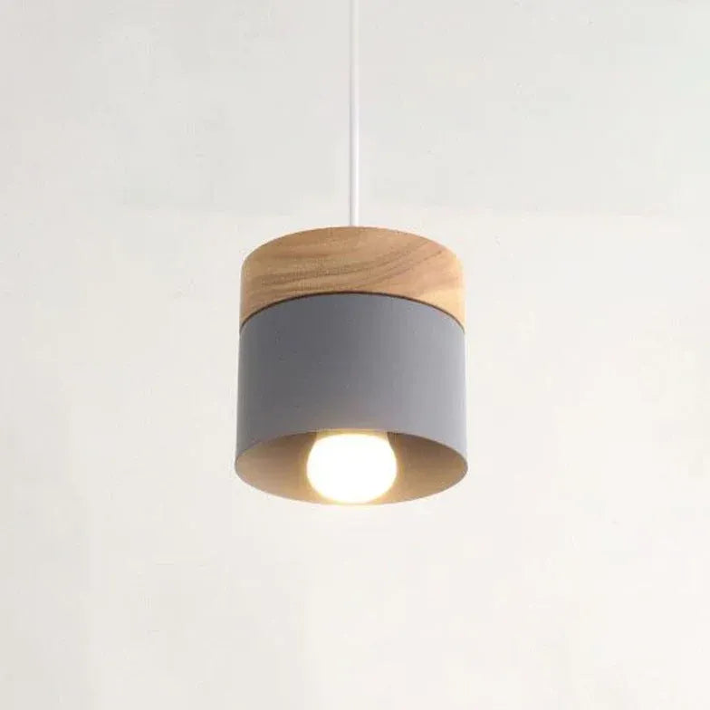 Lampadario moderno colorato in legno cilindrico