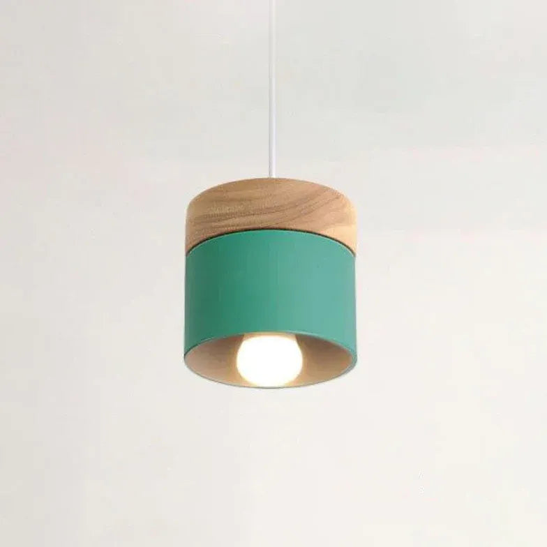 Lampadario moderno colorato in legno cilindrico