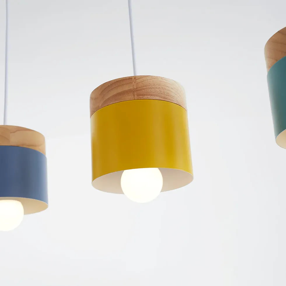 Lampadario moderno colorato in legno cilindrico