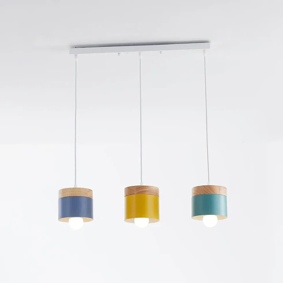 Lampadario moderno colorato in legno cilindrico