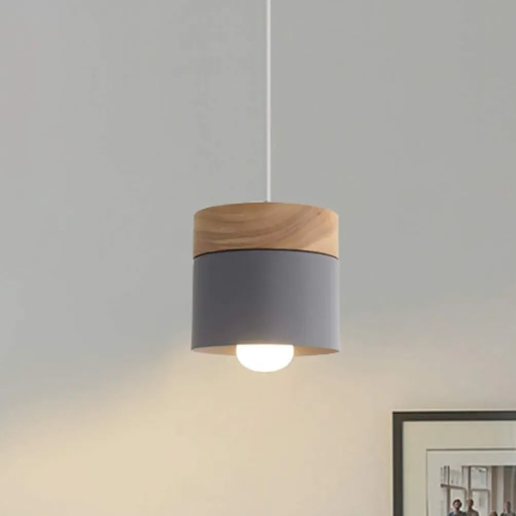 Lampadario moderno colorato in legno cilindrico