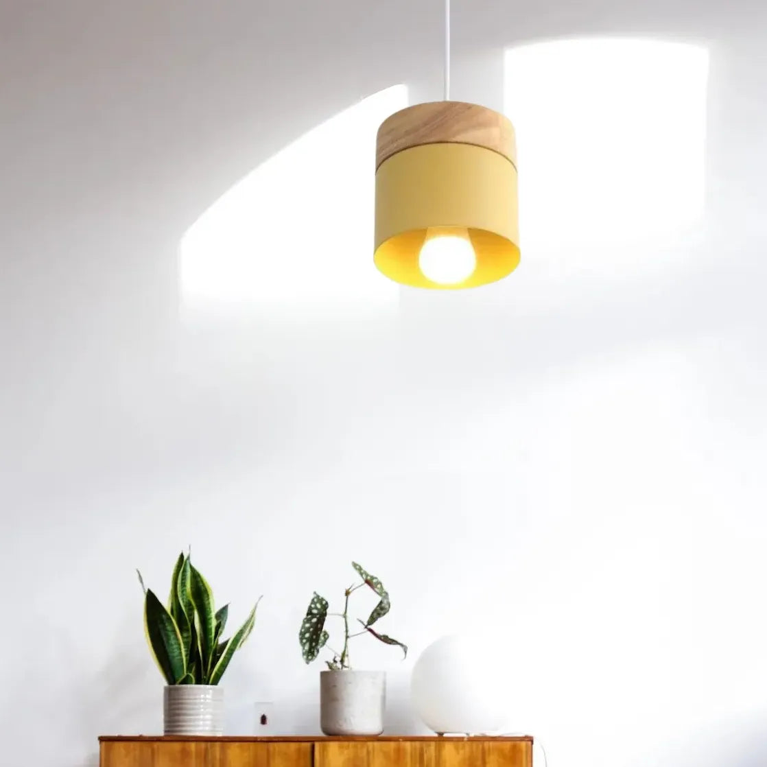 Lampadario moderno colorato in legno cilindrico