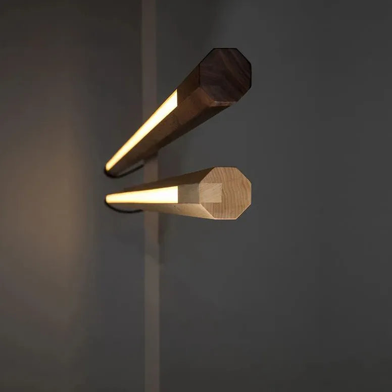 Lampada da pavimento ad angolo in legno lungo