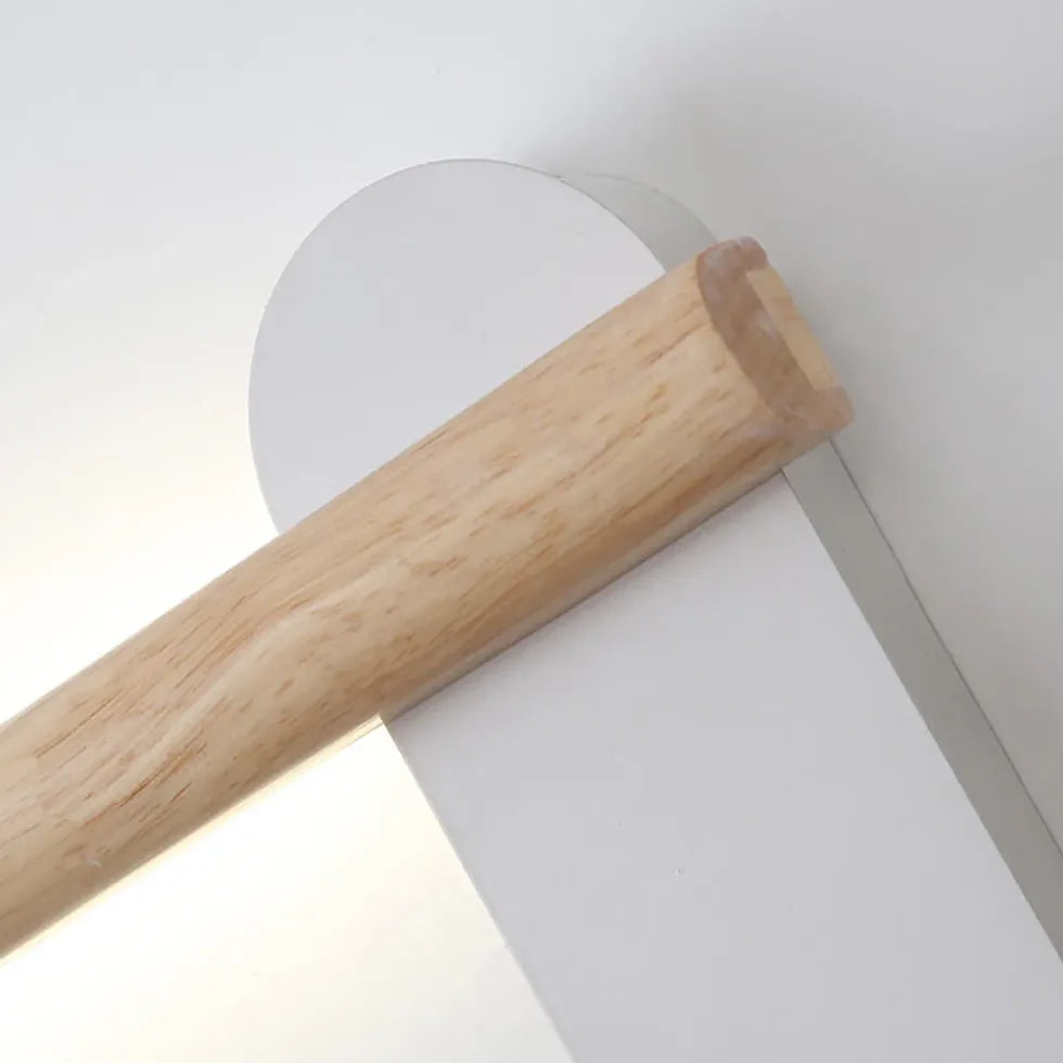 Illuminare lo specchio del bagno in legno