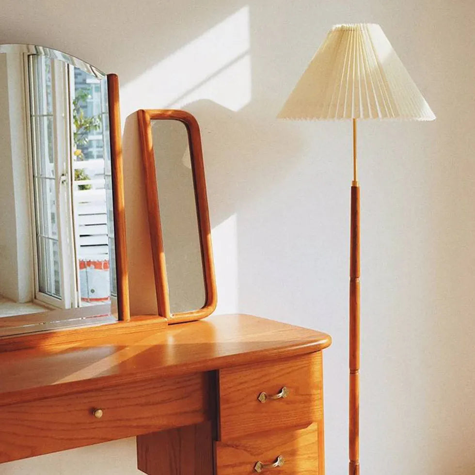 Lampada da pavimento vintage a forma di cono con palo in legno