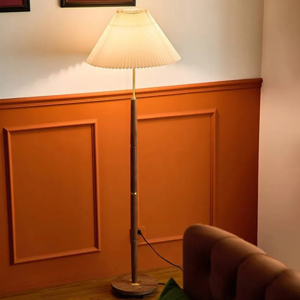 Lampada da pavimento vintage a forma di cono con palo in legno