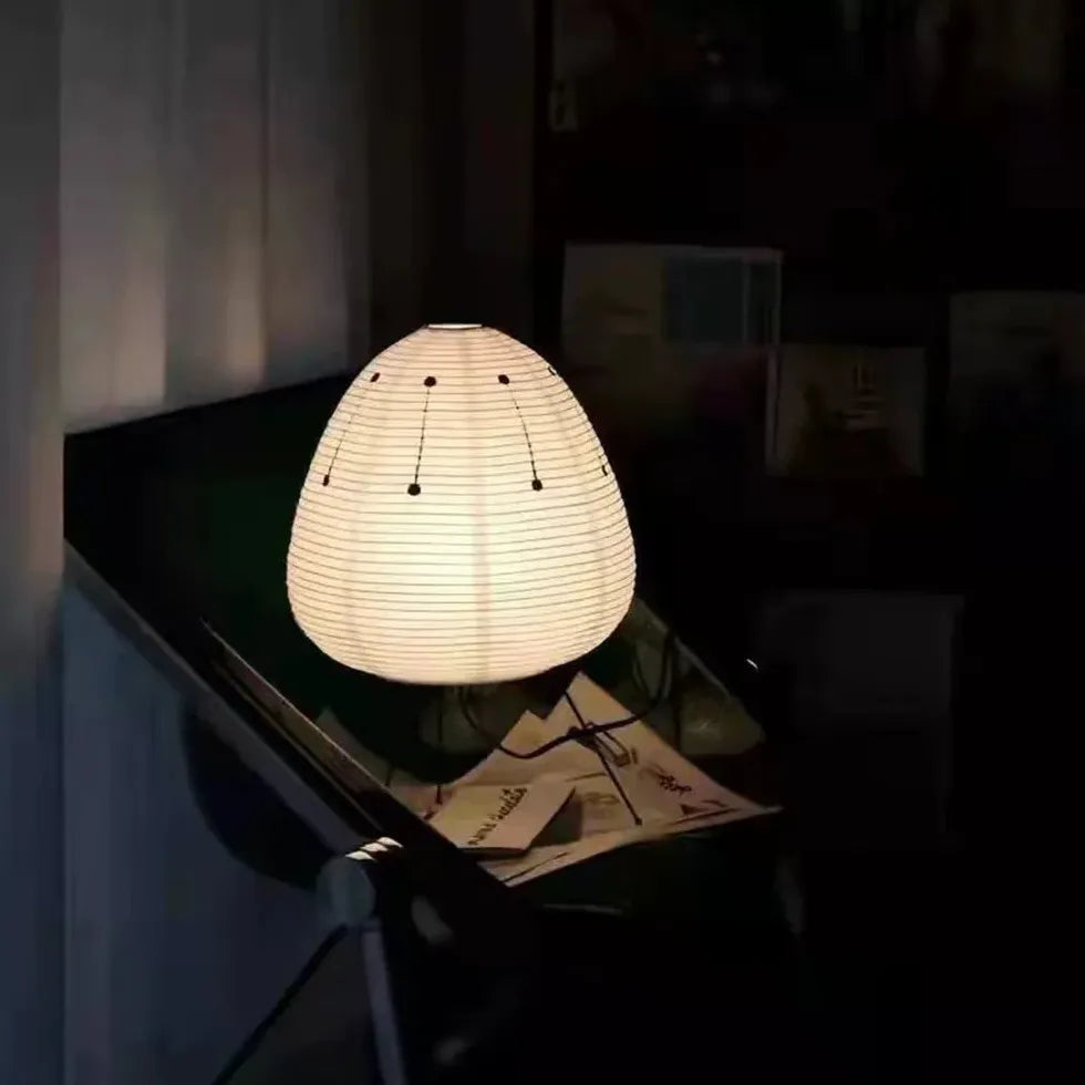 Lampada da tavolo per treppiedi di design di uovo di carta