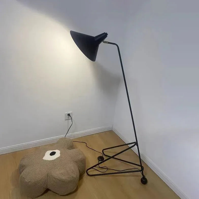 Lampada da pavimento in treppiede minimalista nera