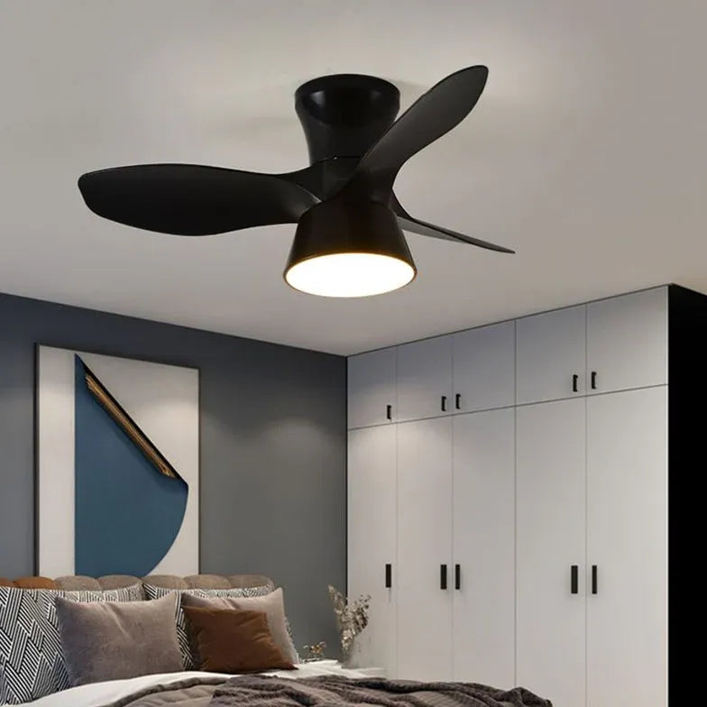 Ventilatore a soffitto minimalista a tre pale con luce