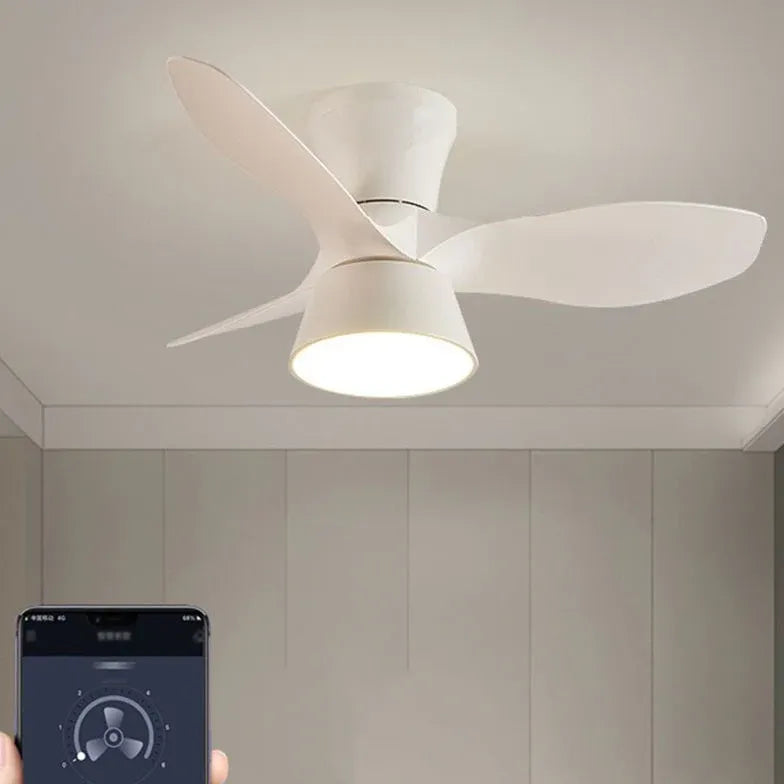 Ventilatore a soffitto minimalista a tre pale con luce