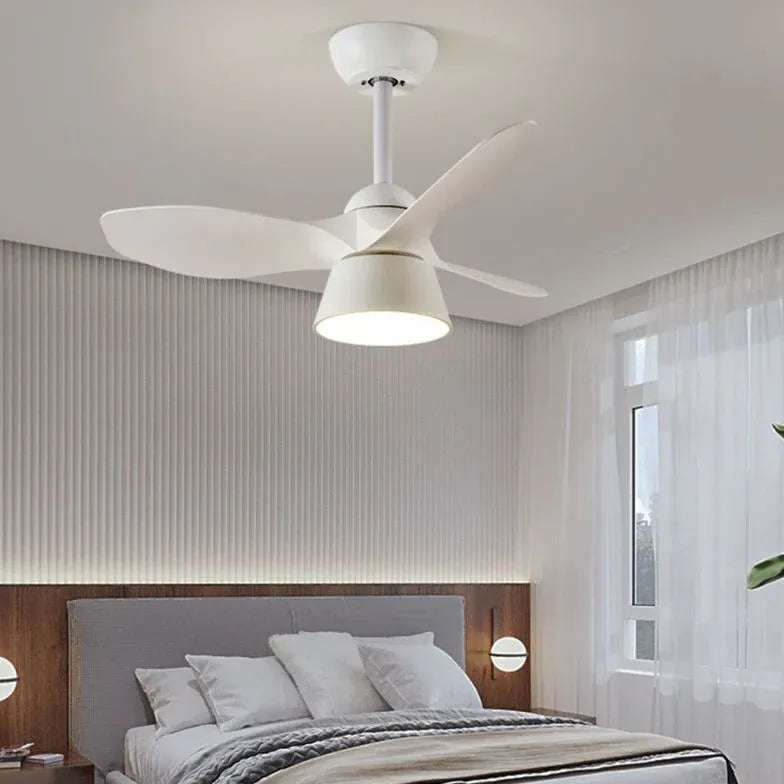 Ventilatore a soffitto minimalista a tre pale con luce