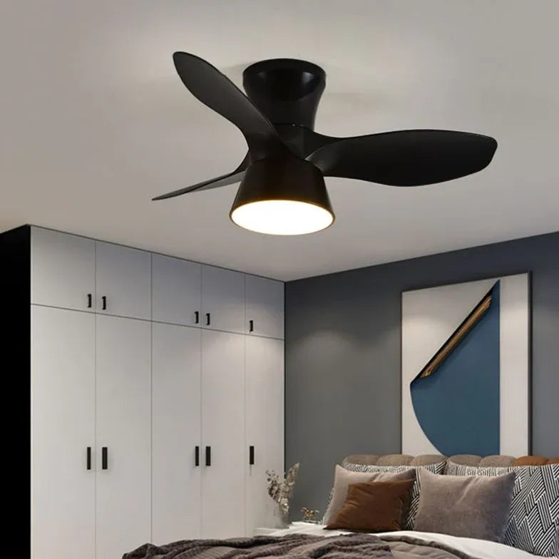 Ventilatore a soffitto minimalista a tre pale con luce