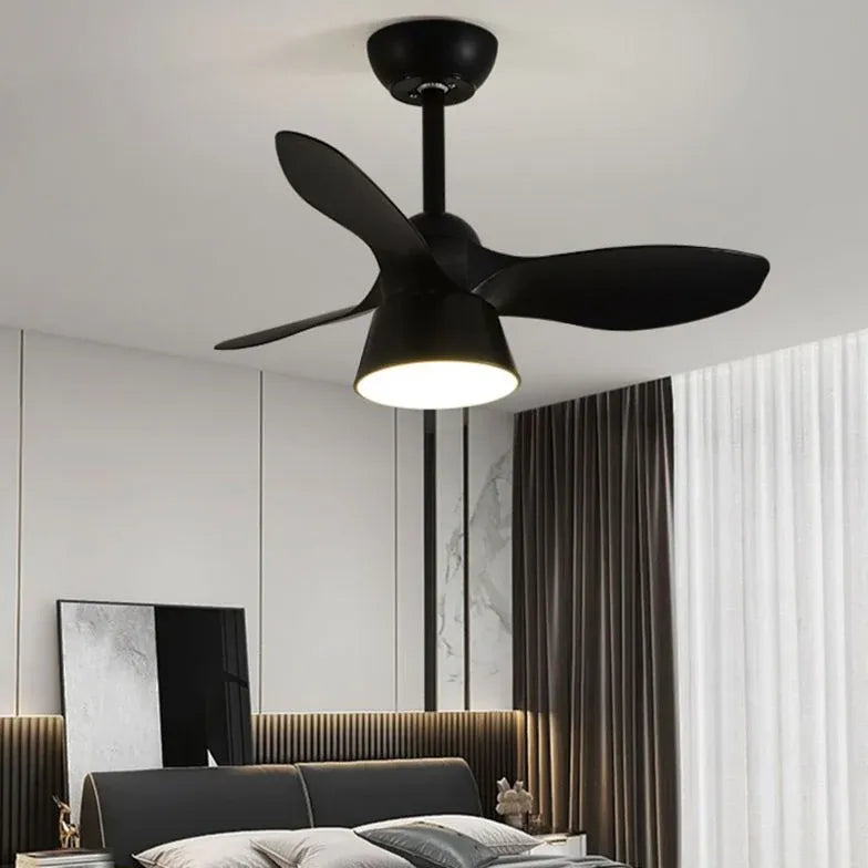 Ventilatore a soffitto minimalista a tre pale con luce